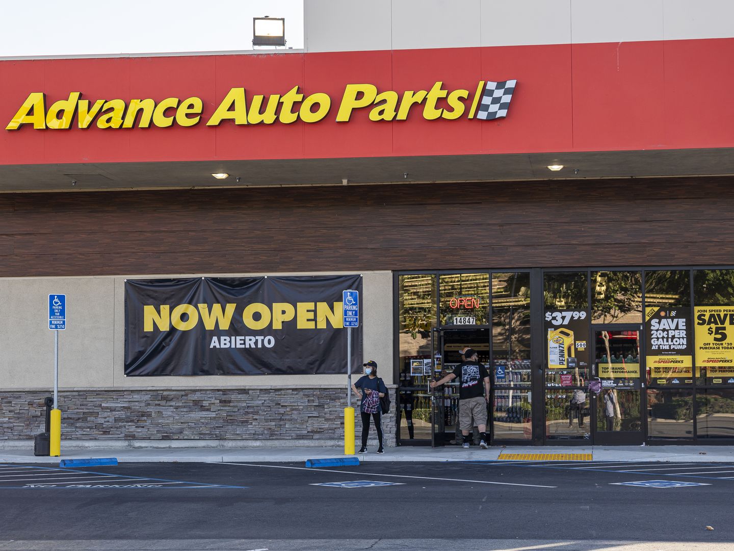 Advance Auto Parts shakes up leadership and begins organization review