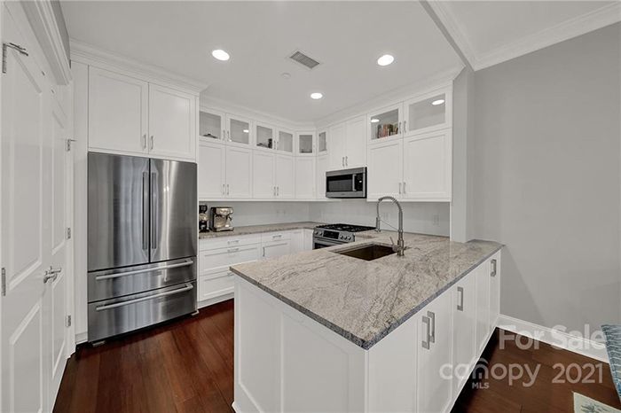 435 Tryon St #710, kitchen