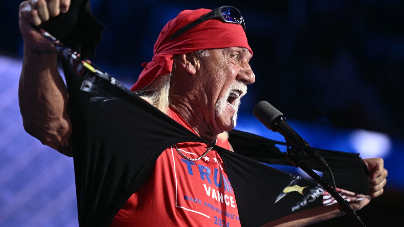 Hulk Hogan reißt sein T-Shirt vom Leib, als er Donald Trump als ...