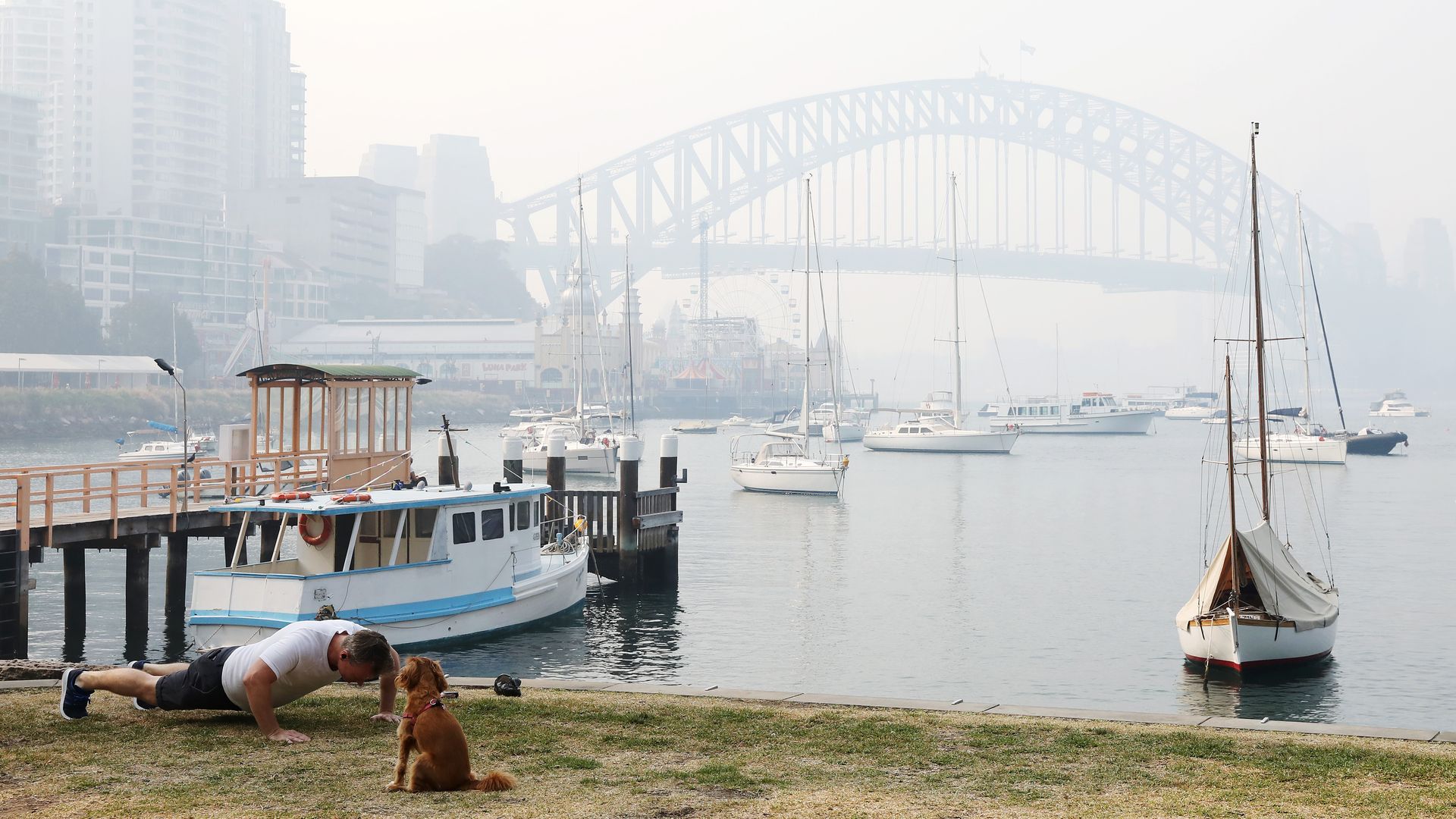 Smoke shrouds the Sydney Harbour Bridge on November 21, 2019 in Sydney