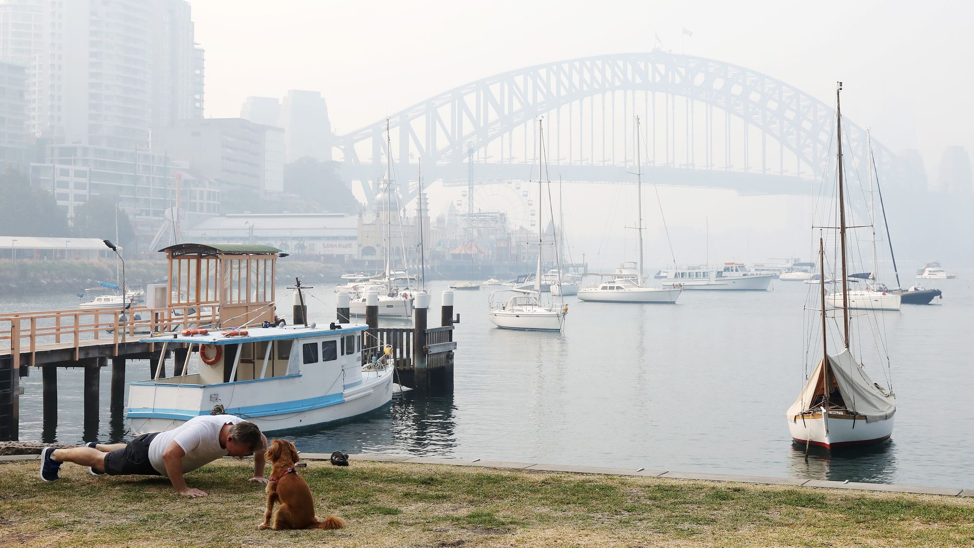 Smoke shrouds the Sydney Harbour Bridge on November 21, 2019 in Sydney