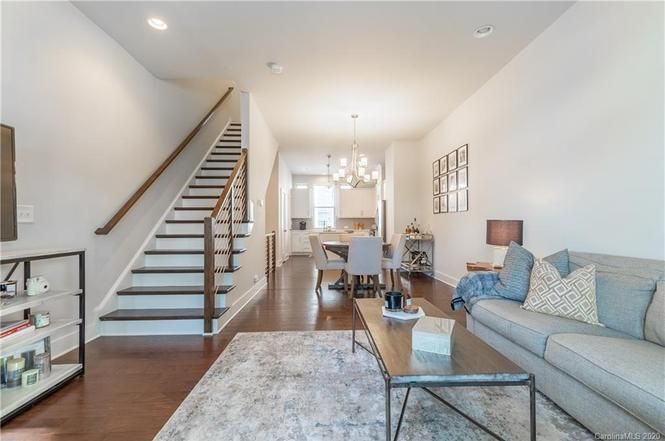 2523 Euclid Ave living