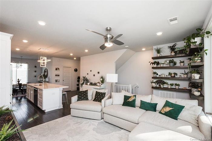 915 Cityscape Dr living room