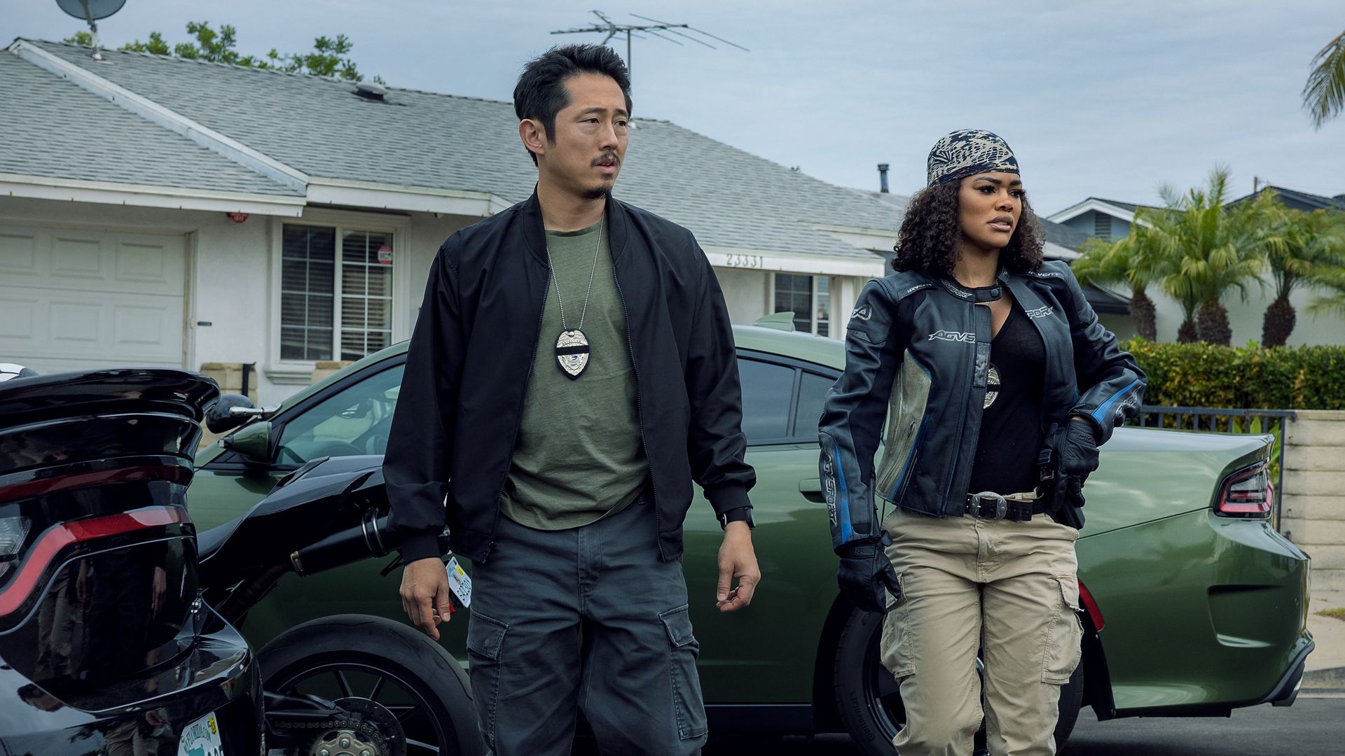 (L to R) Steven Yeun as Detective Mike Ro and Teyana Taylor as Detective Numa Baptiste in The Rip.
