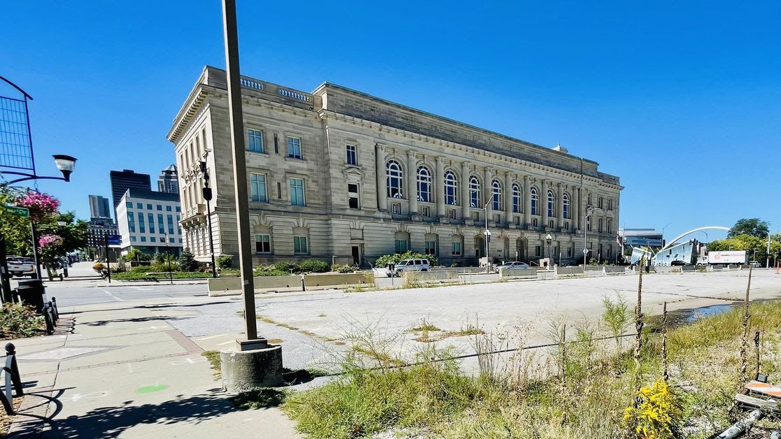 A photo of the former Des Moines City Hall.