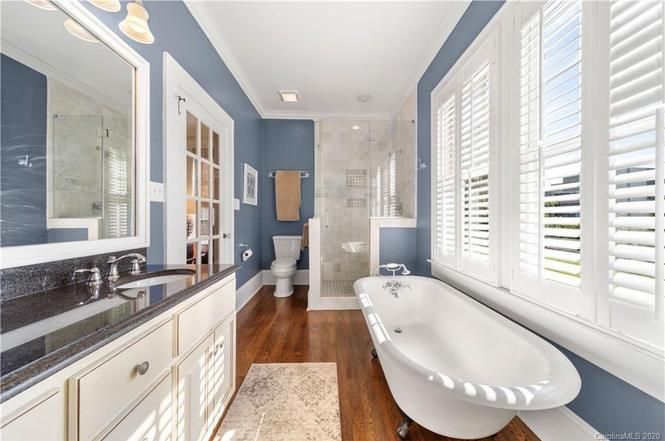 828 Walnut Ave Charlotte, NC 28208 bathroom