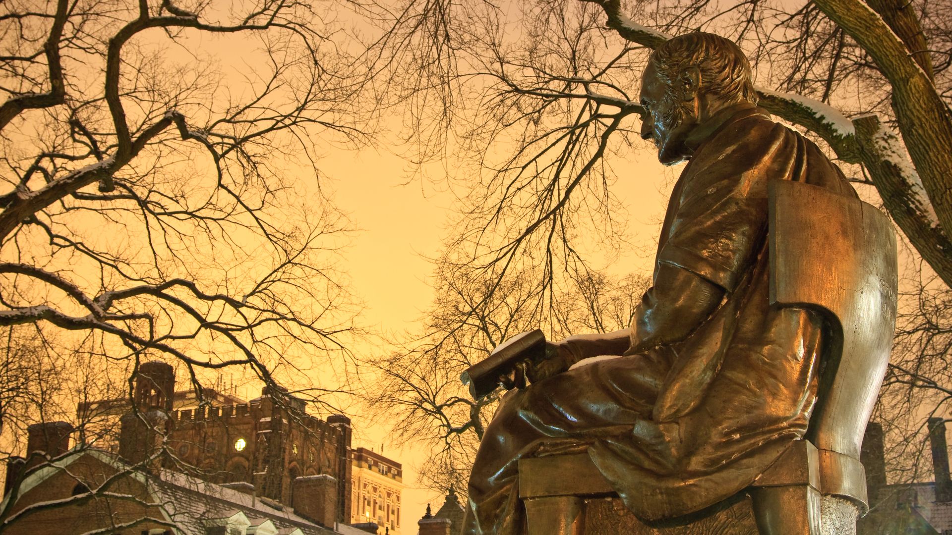 Statue of Yale.