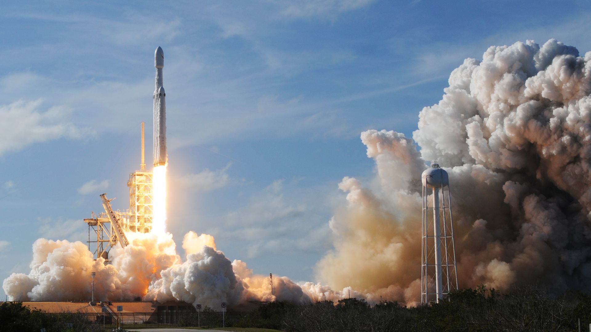 SpaceX Falcon Heavy launches