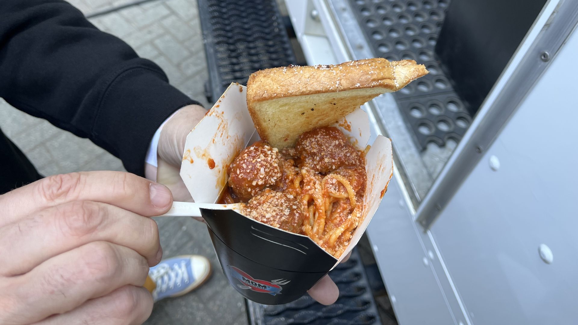 Spaghetti, meatballs and bread.