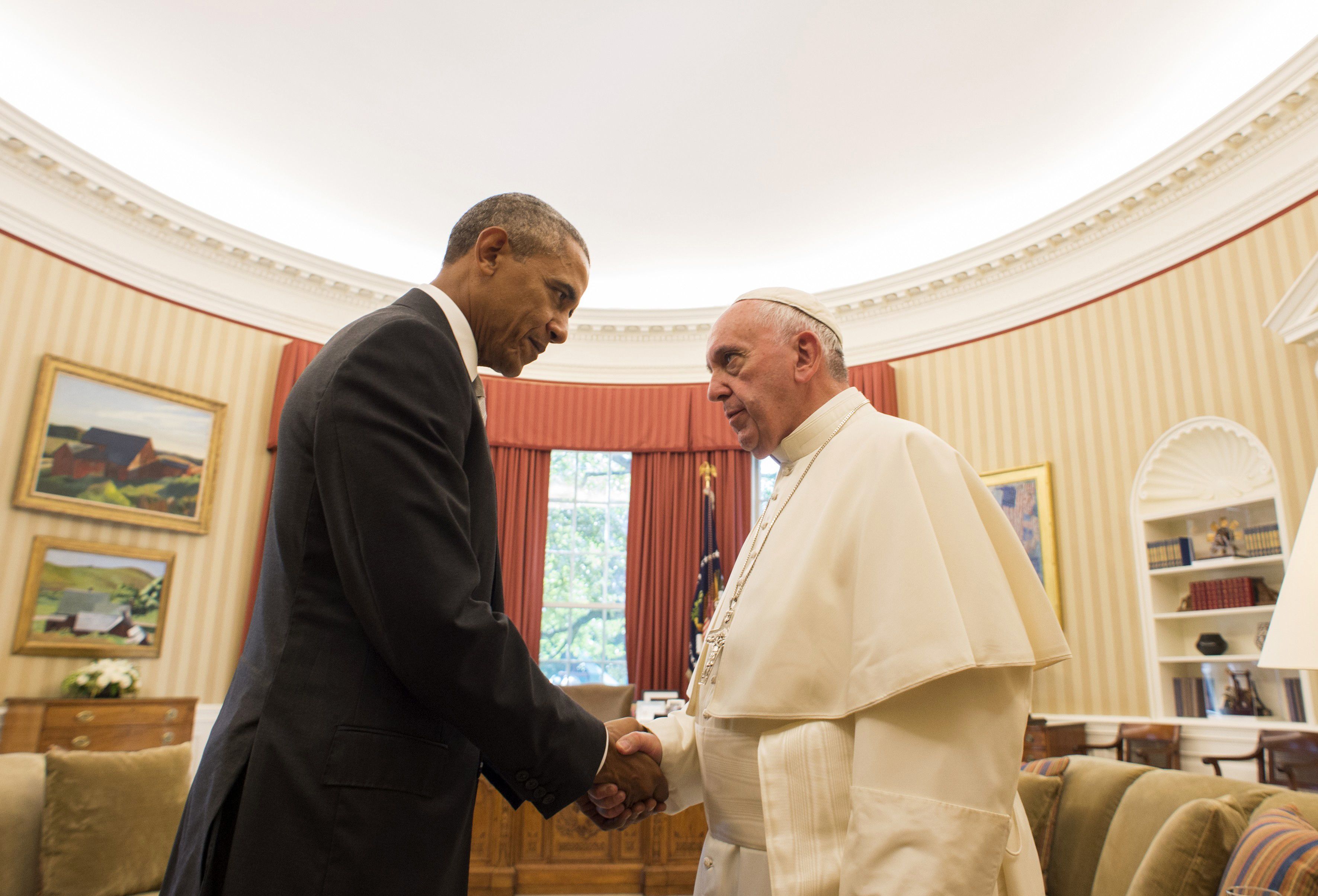 President Obama and Pope Francis shake hands in the Oval Office