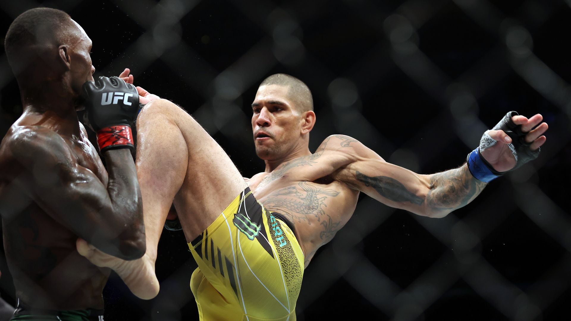 Pereira kicks Adesanya