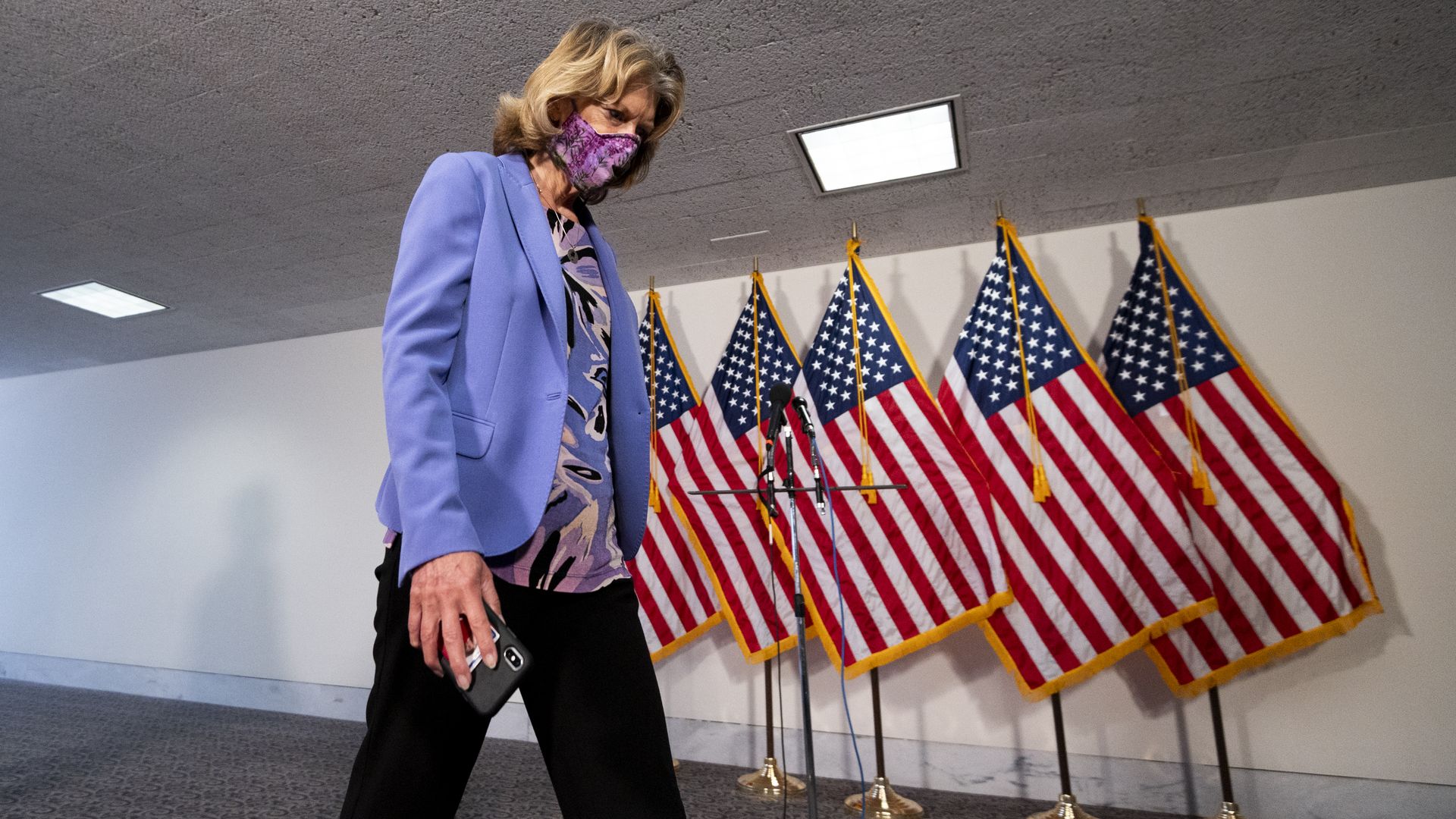 Murkowski in front of Flags.