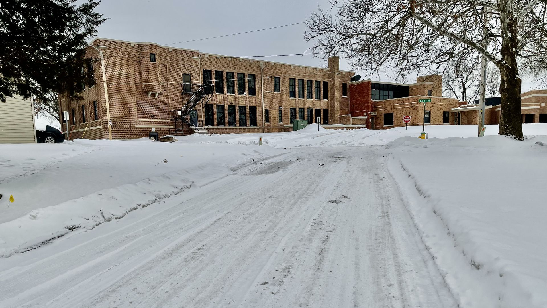 A photo of a street near Howe Elementary School in Des Moines that has no sidewalks.