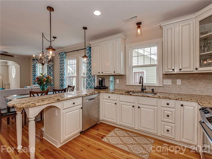 328 Woodvale Pl kitchen