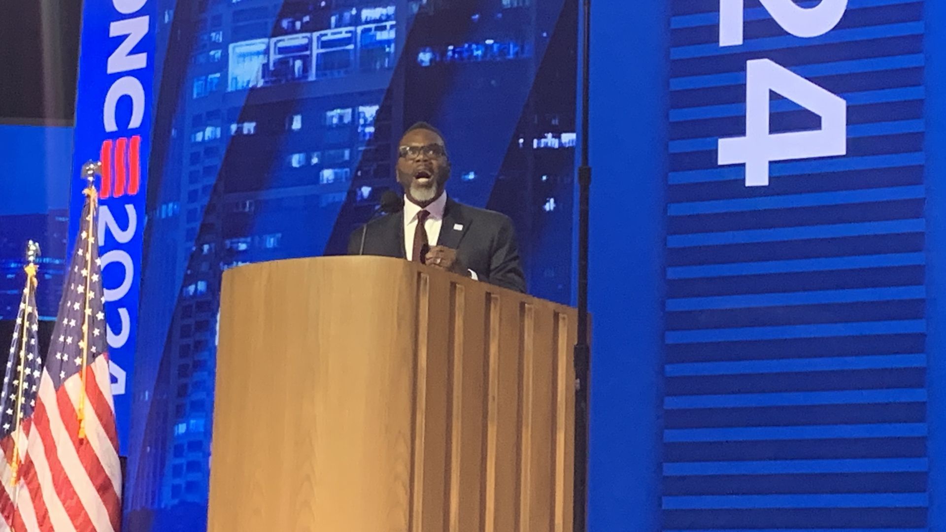 Photo of a man giving a speech on the podium 