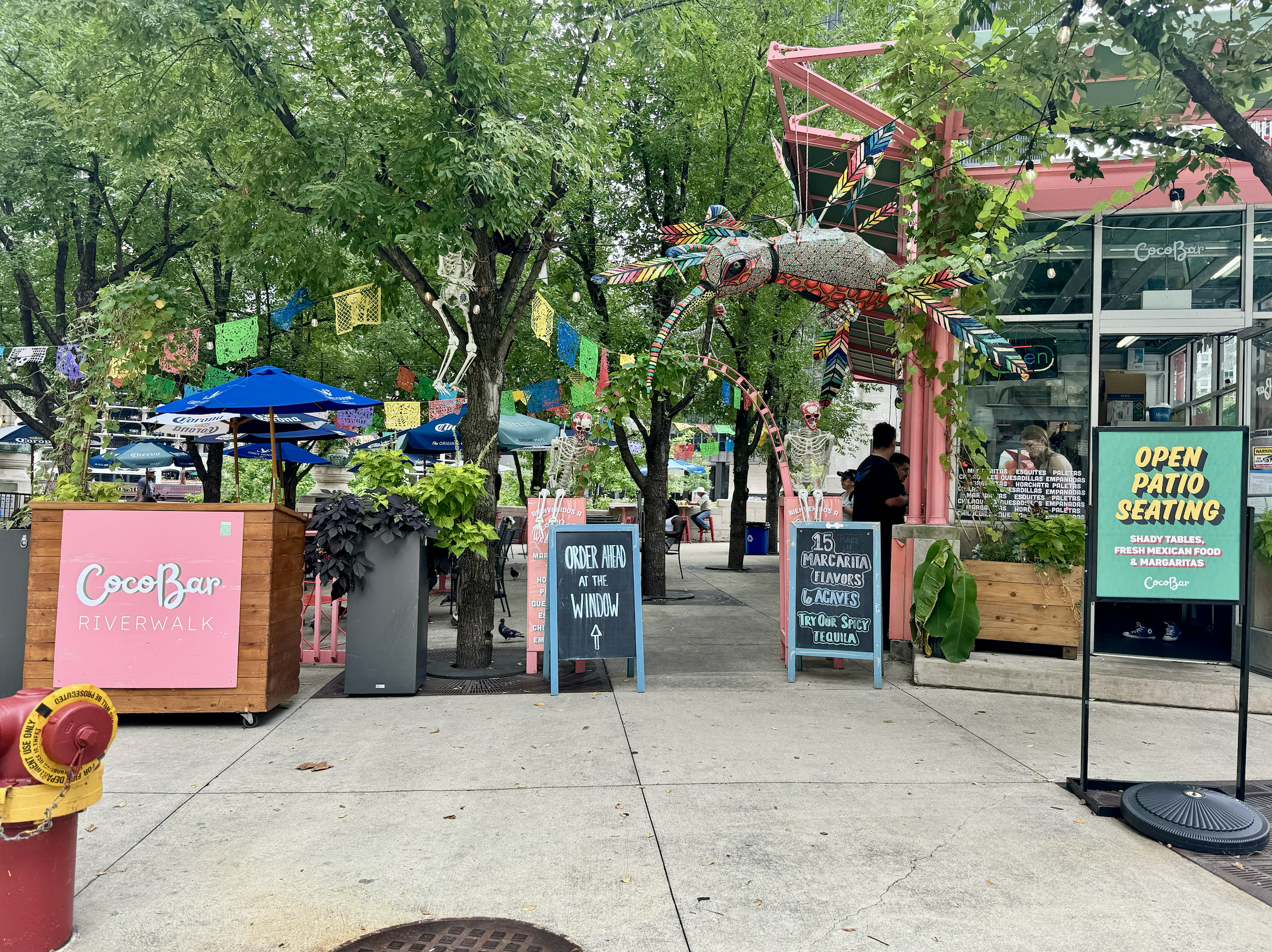 The outdoor CocoBar cafe above the Chicago Riverwalk. 