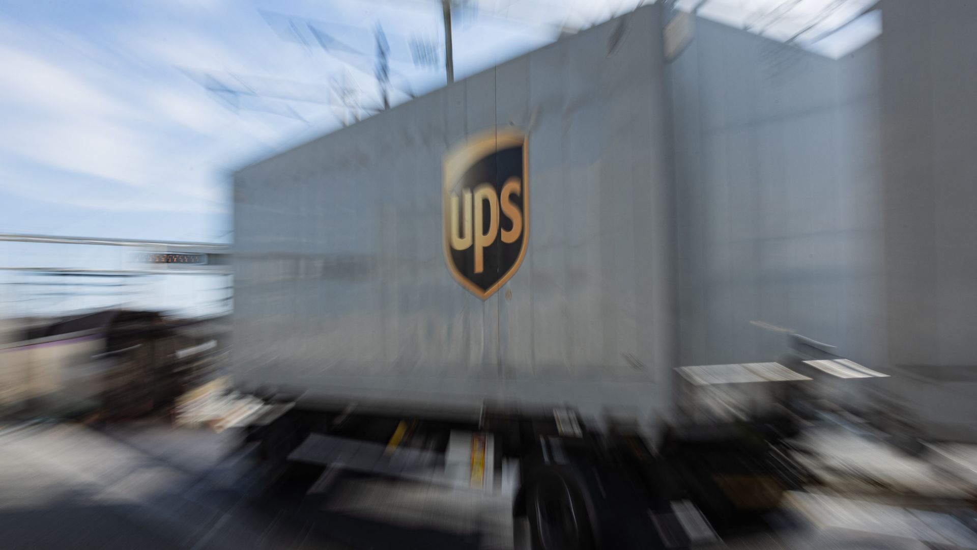 A semi truck with the UPS logo