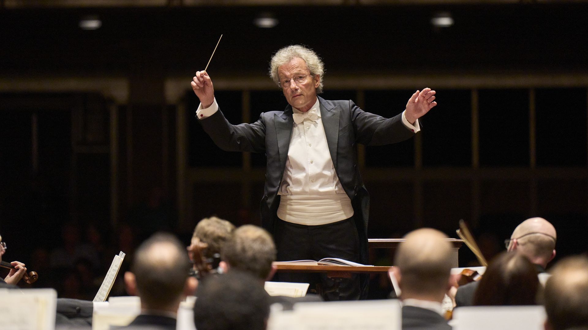 Franz Welser-Möst  conducts the Cleveland Orchestra. 
