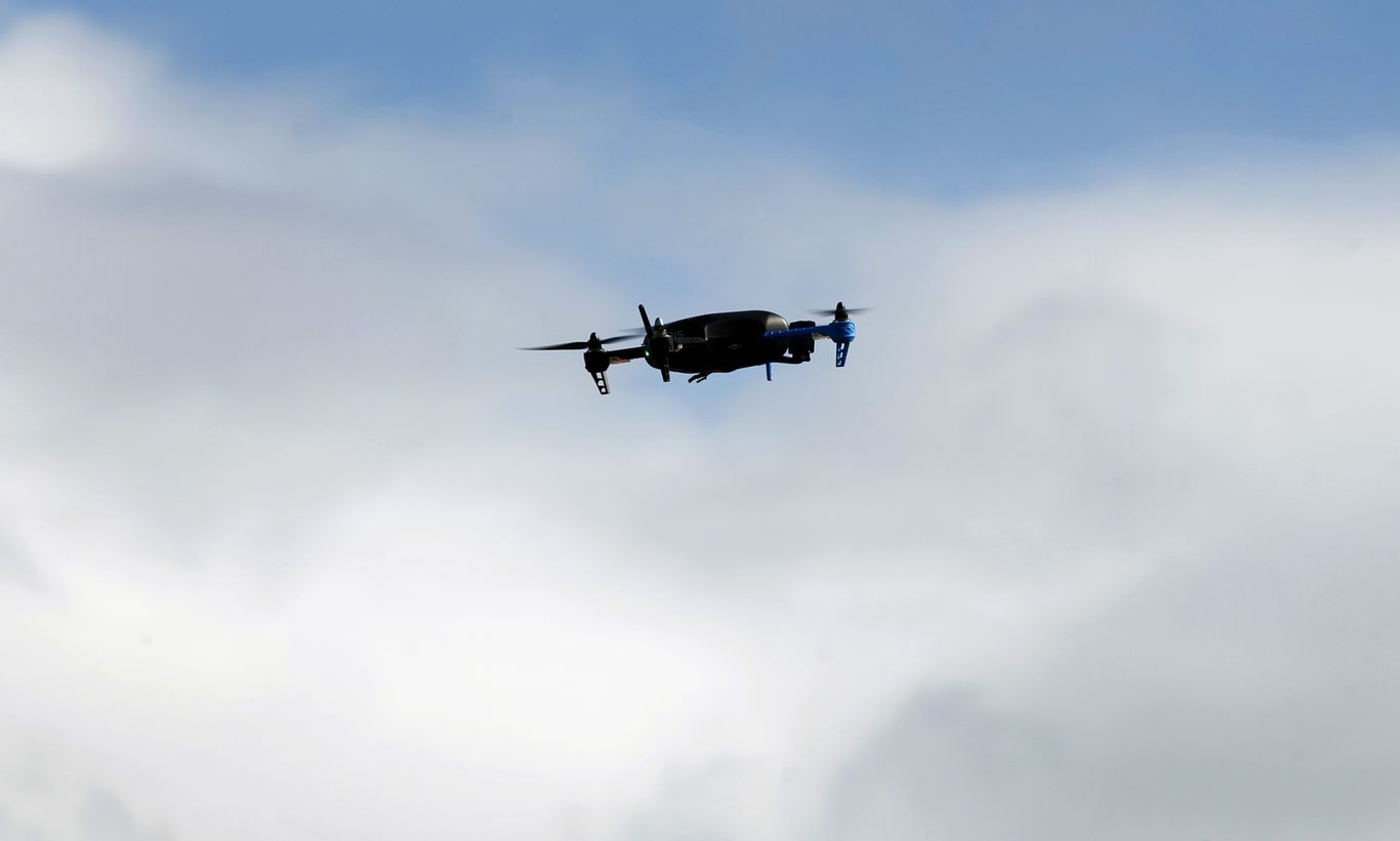 axios.com - Chrissy Suttles - Pittsburgh-area high school girls take flight as drone pilots