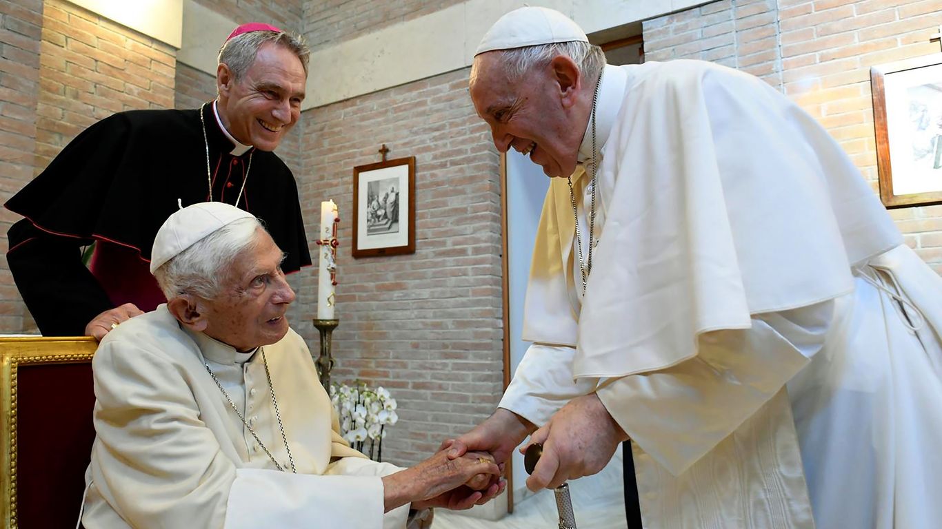 Former pope Benedict's health is "worsening," Vatican says thumbnail