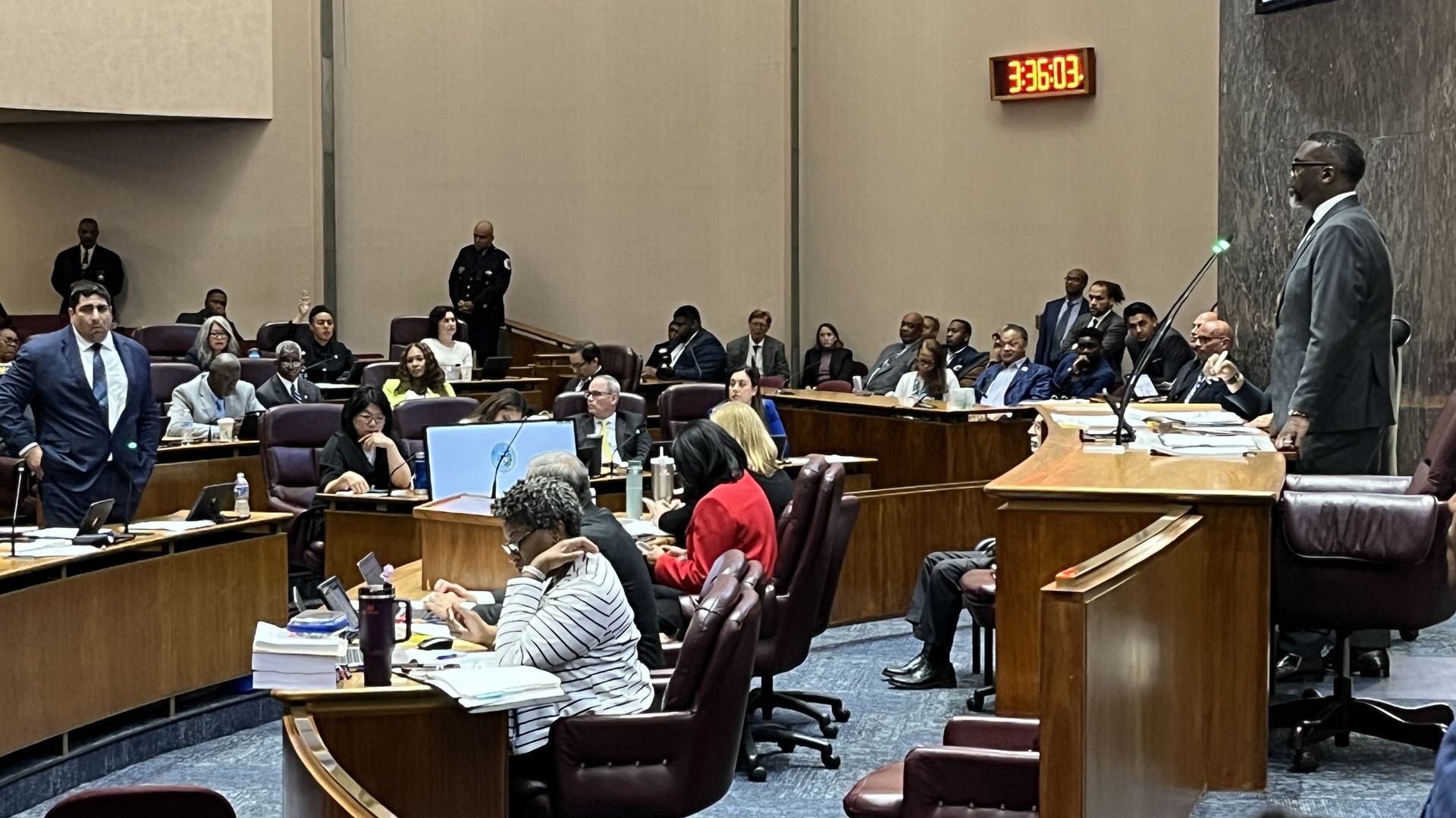 mayor facing a city council