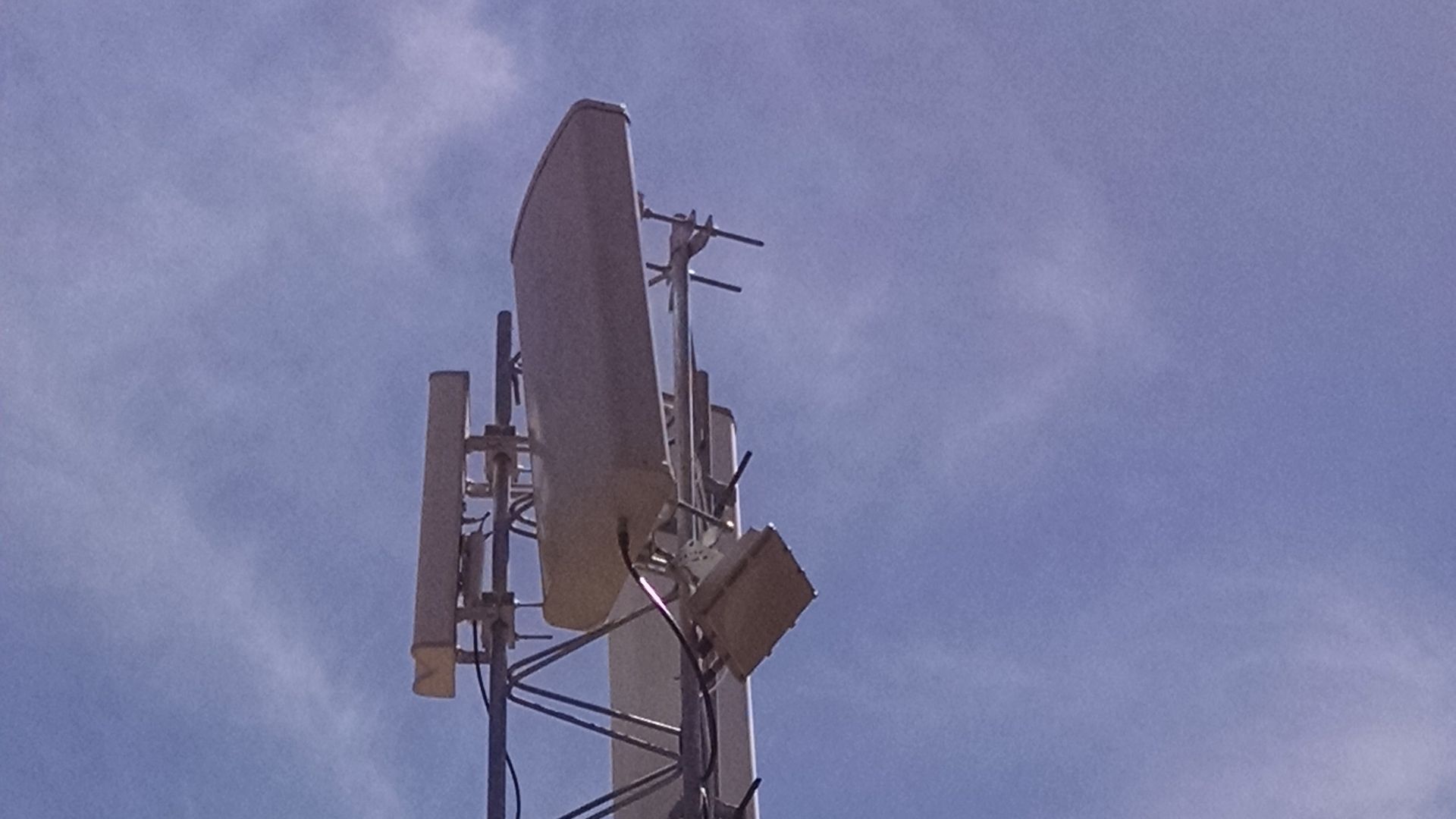 An antenna setup for delivering Internet service to rural areas using TV white spaces.