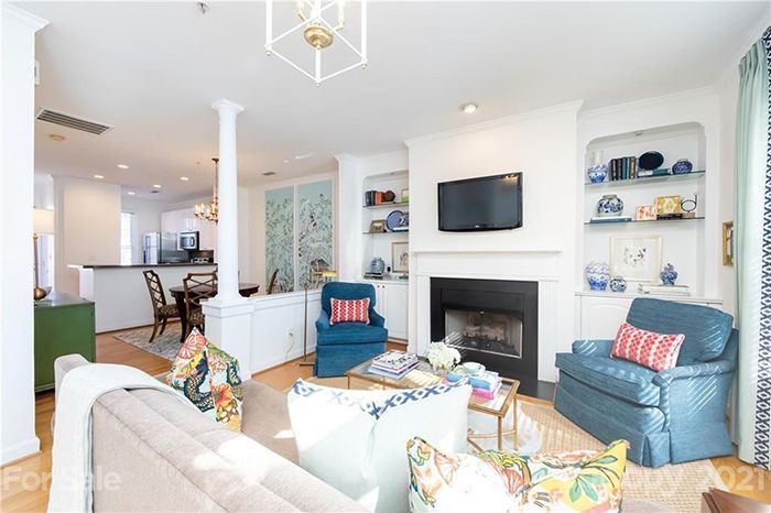 821 Park Slope Dr, interior