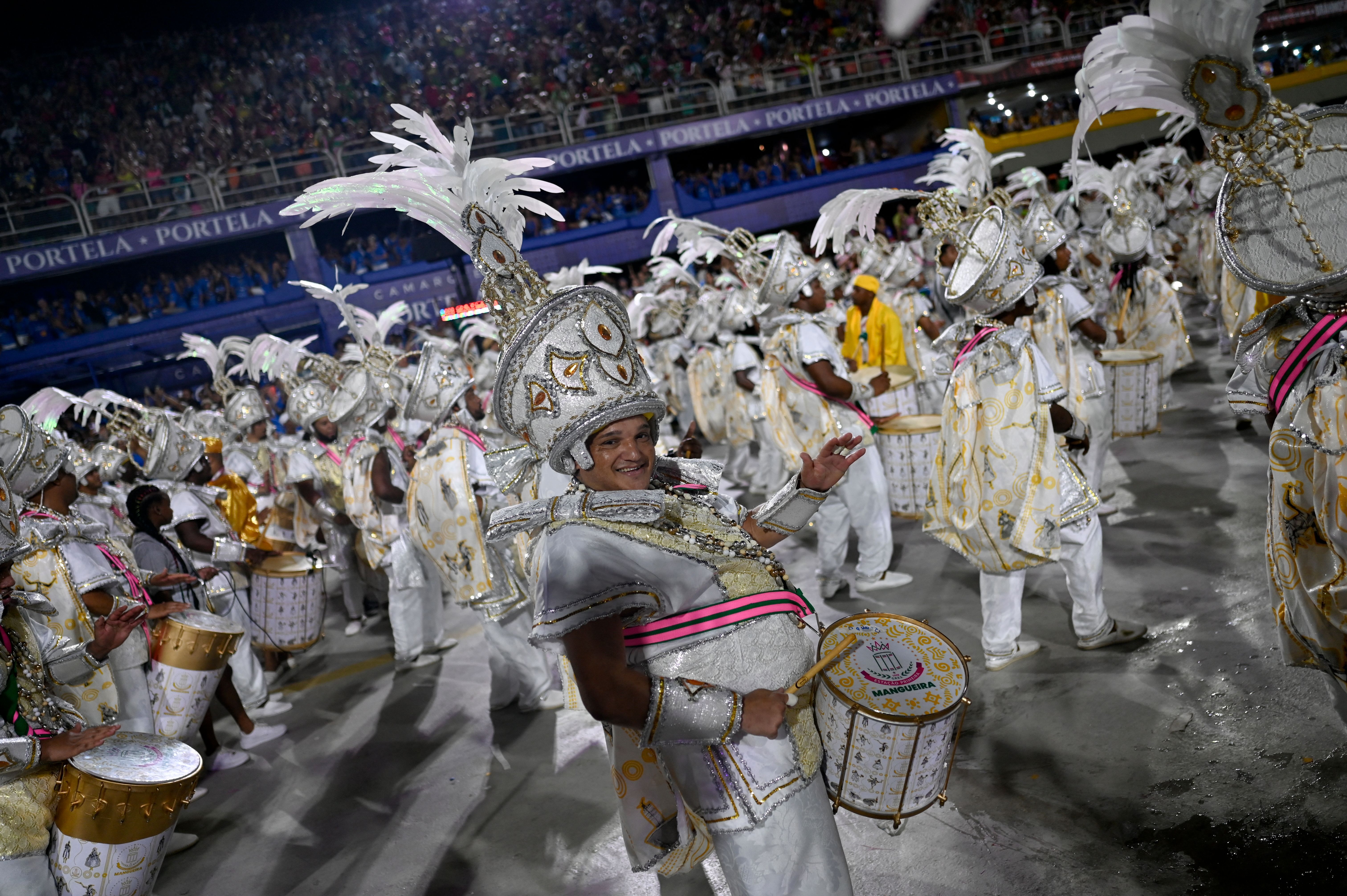 Rio De Janeiro, Brazil. 19th Feb, 2023. Problem in the coupling of the GRES  Unidos de Bangu float during the Serio Ouro Samba School Parade at the Rio  Carnival, held at the