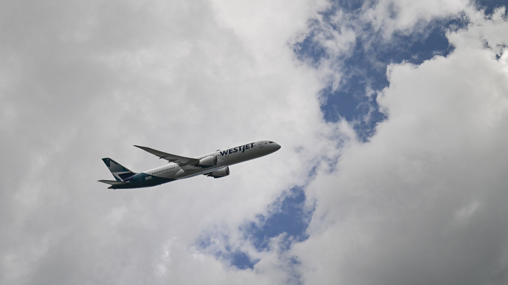 A Boeing 787 Dreamliner flying over Hilton Head Island, South Carolina, in April 2024.
