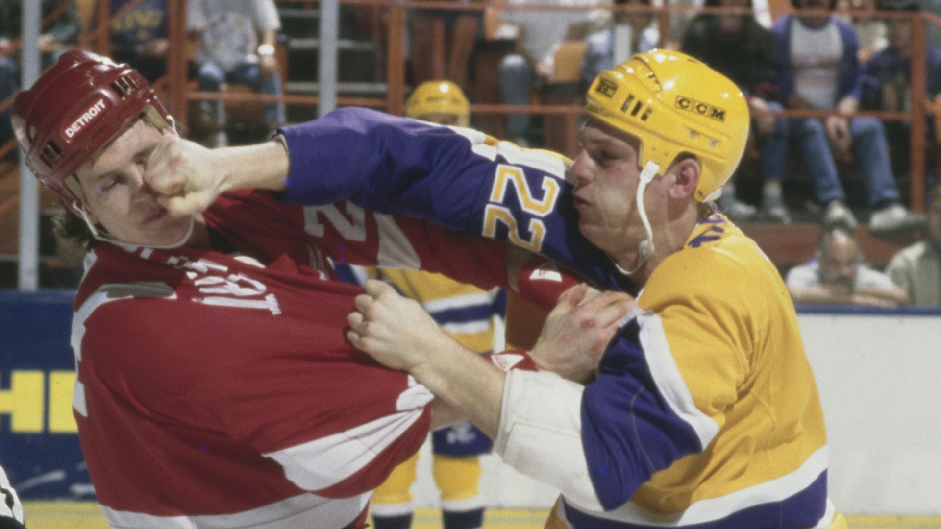 hockey players fighting
