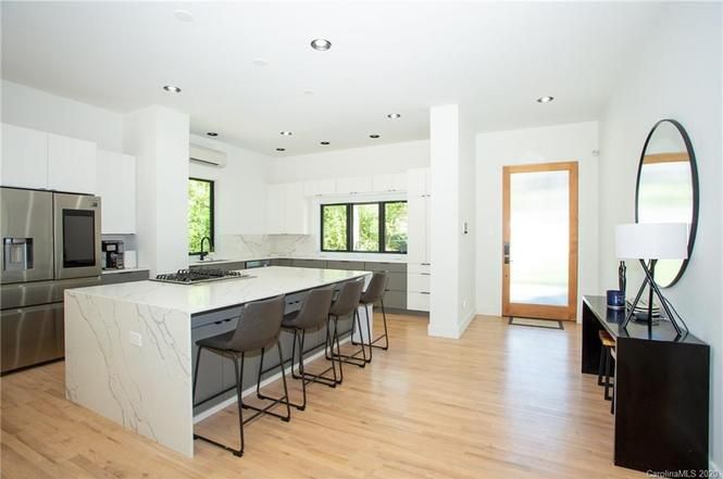 2808 Shenandoah Ave kitchen