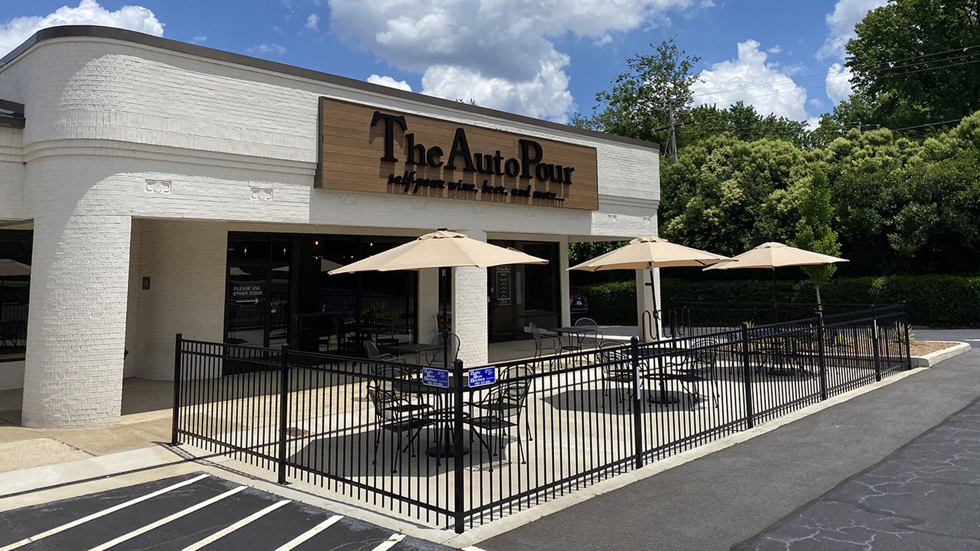 the auto pour exterior courtesy