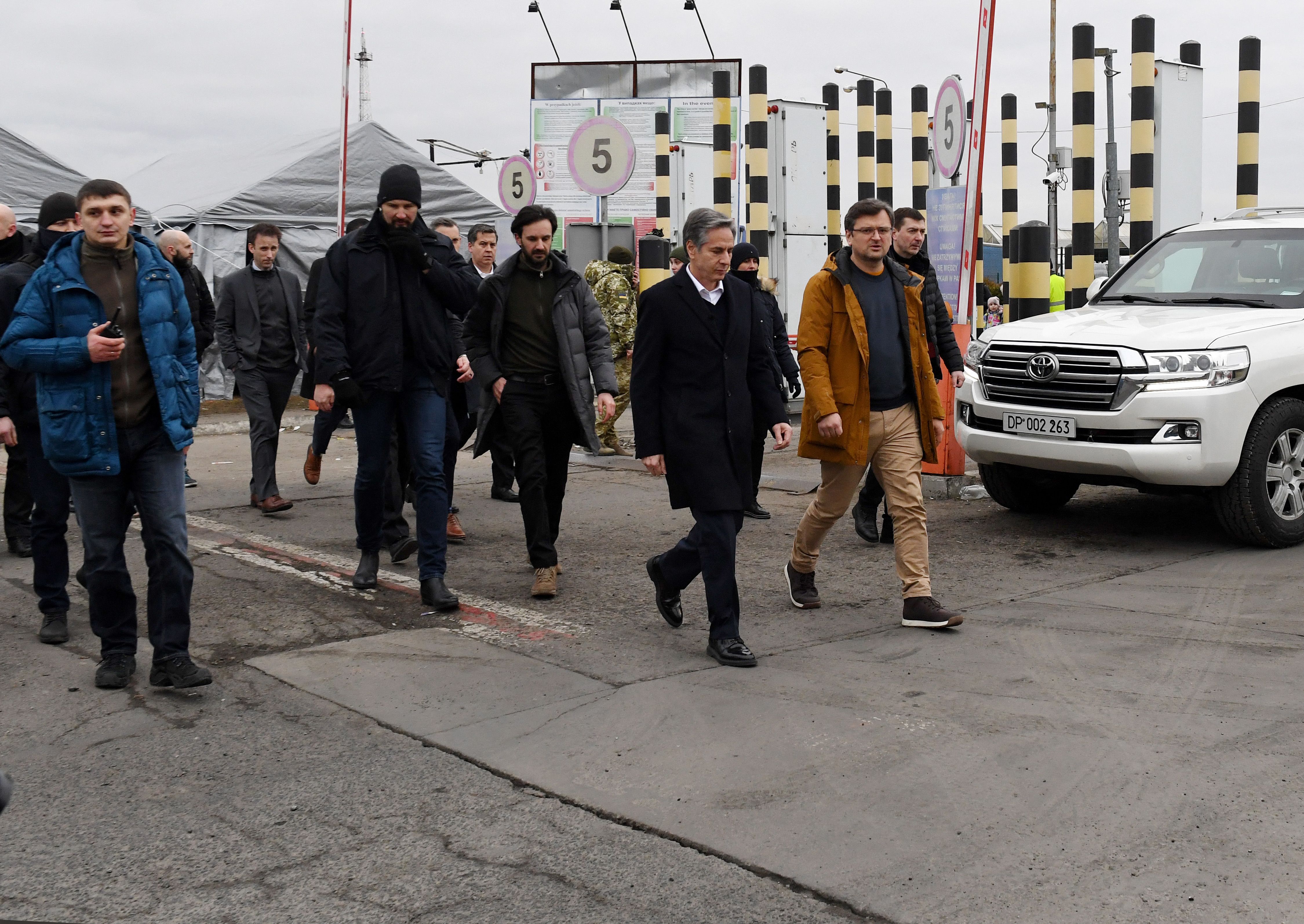 US Secretary of State Antony Blinken and Ukrainian Foreign Minister Dmytro Kuleba (R) arrive to speak to the media after meeting at the Ukrainian-Polish border crossing