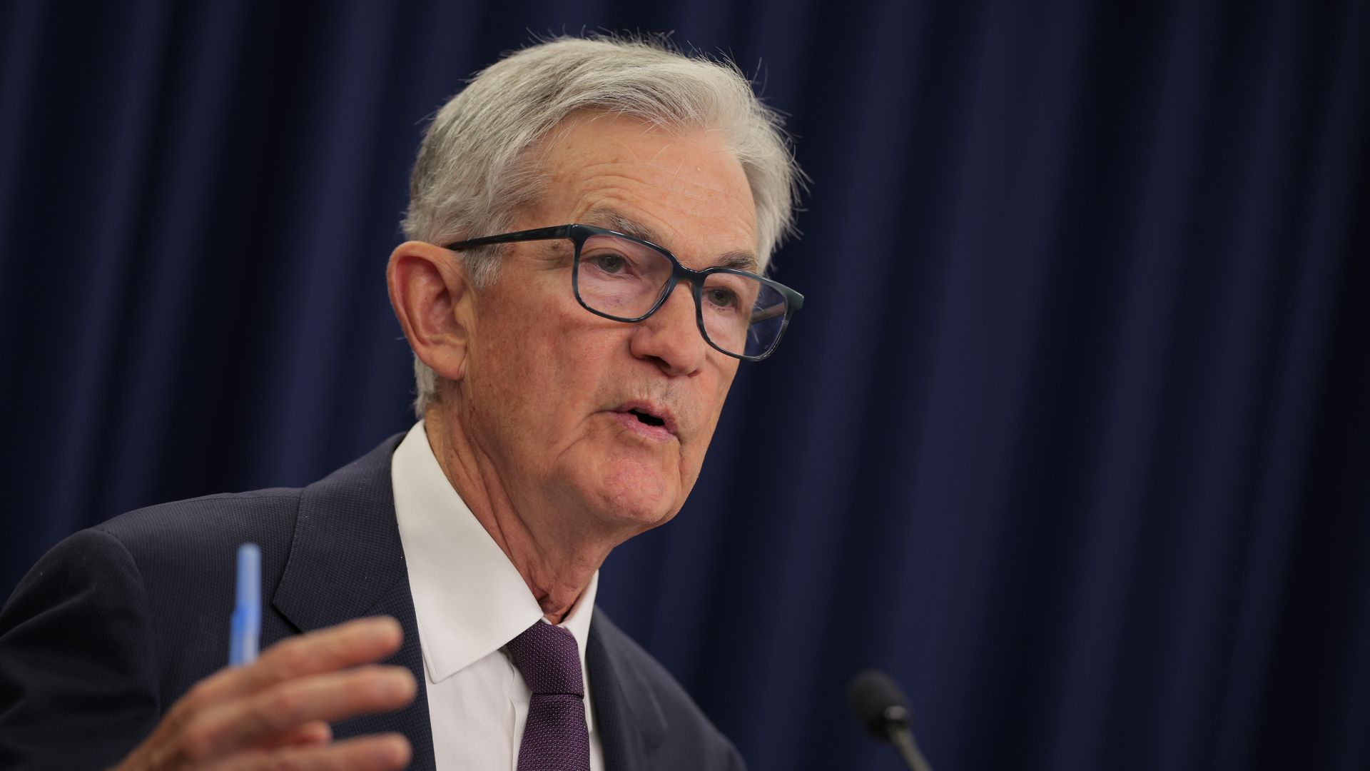 Jerome Powell speaking with a pen in his hand