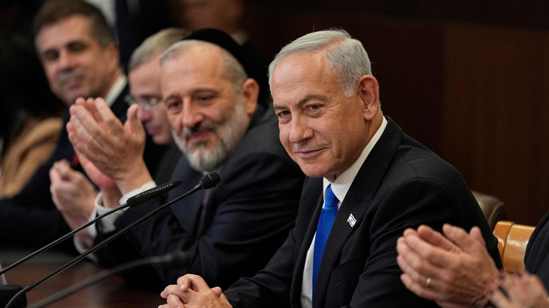  Israeli Prime Minister Benjamin Netanyahu (R) chairs the first cabinet meeting of his new government in Jerusalem, on December 29, 2022