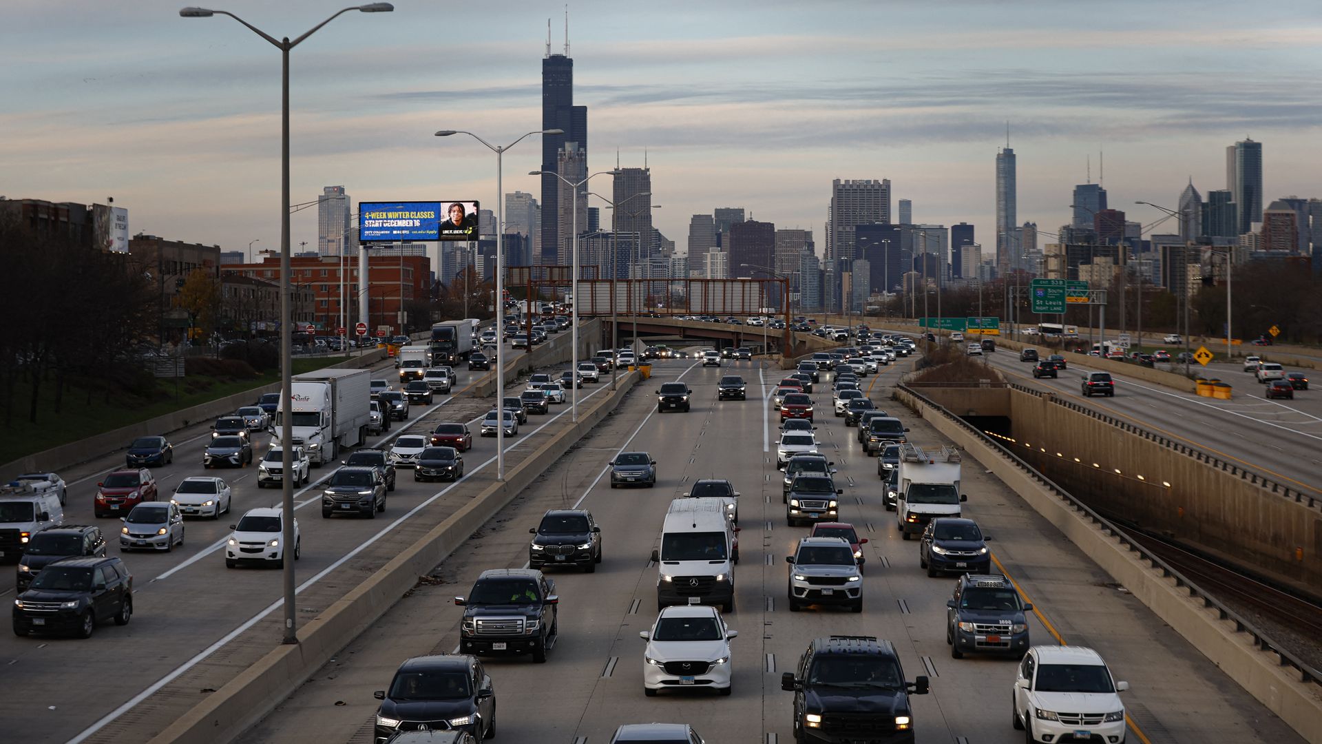 Image of rush hour traffic outside Chicago 