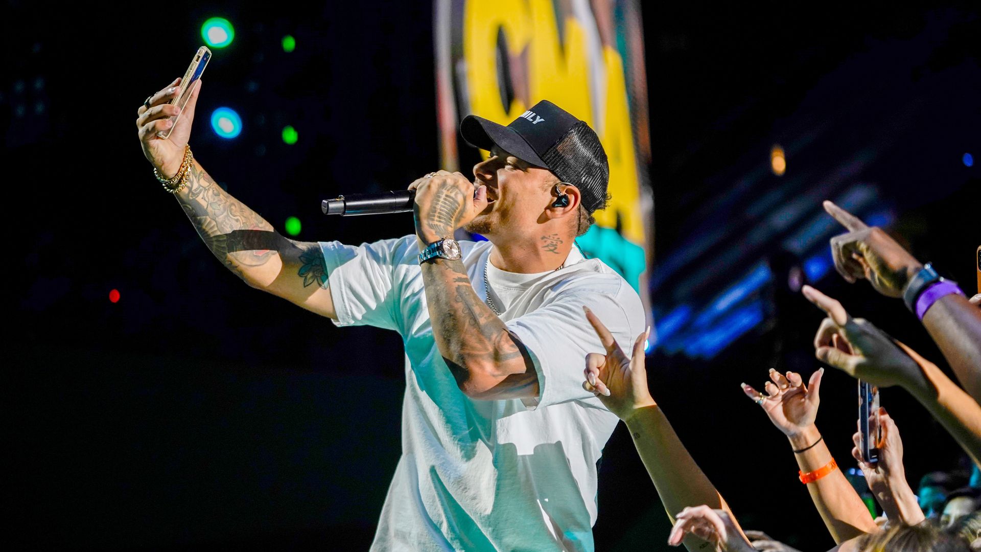 Kane Brown takes a selfie with the audience.