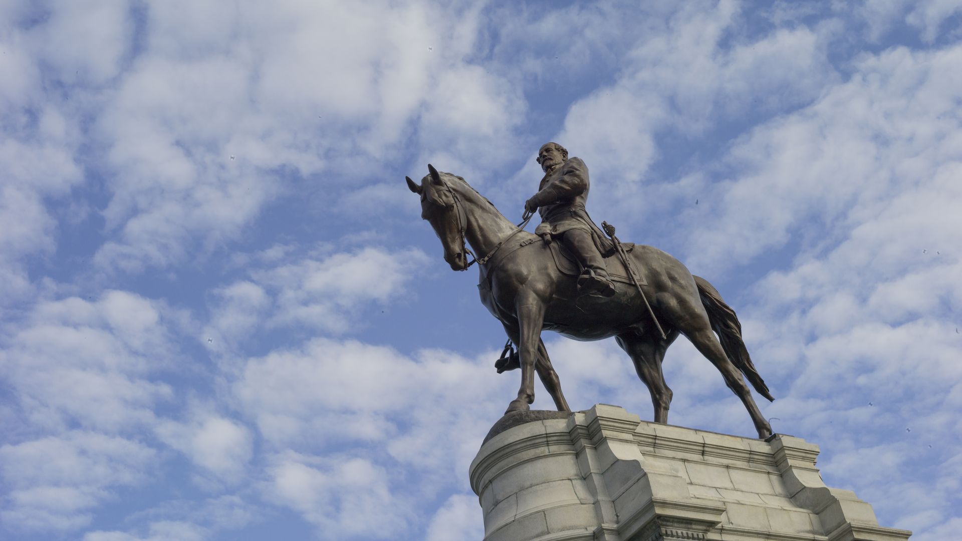 Robert E Lee statue