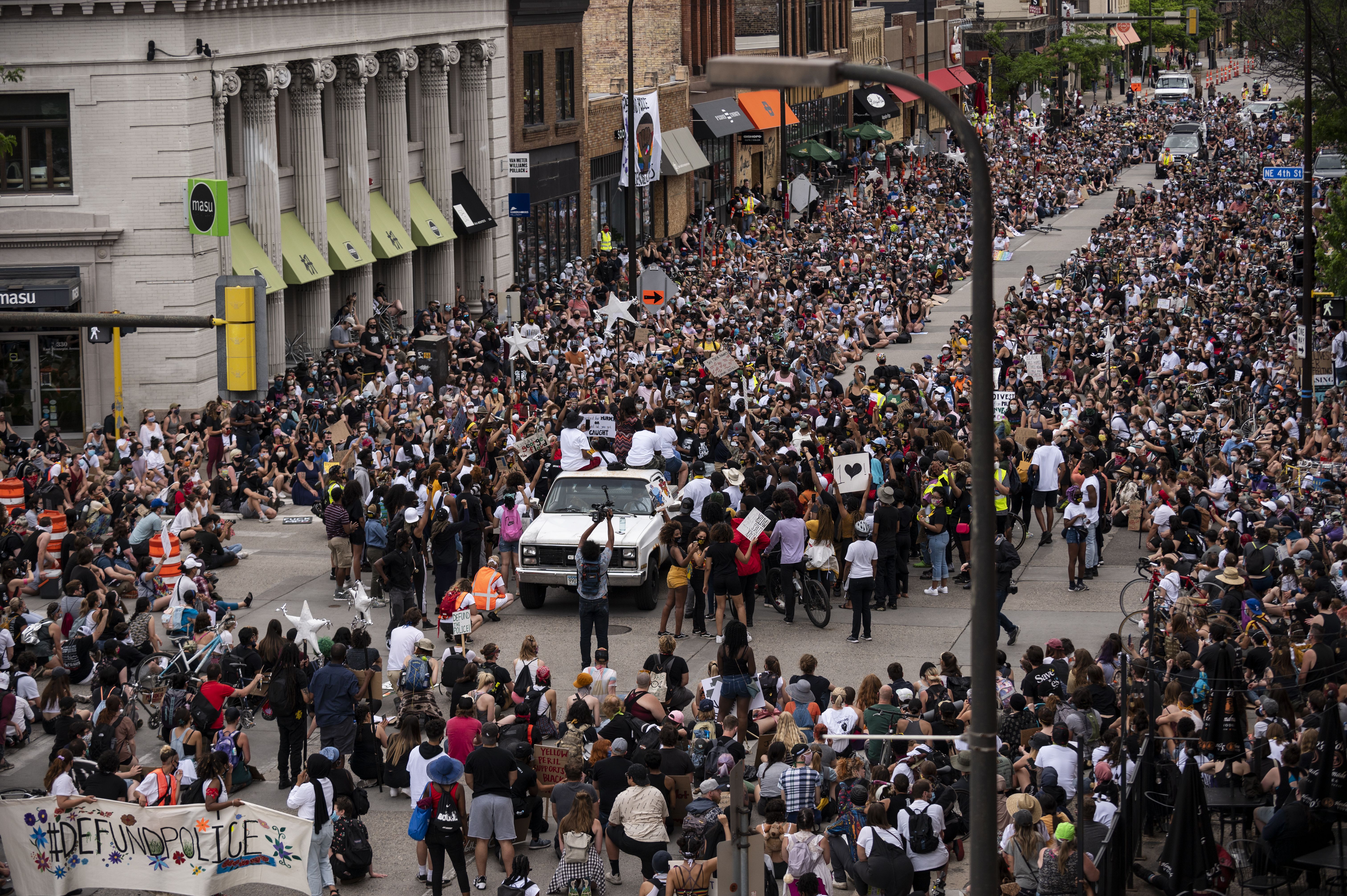 Minnesota'da bir sokakta düzinelerce protestocu.