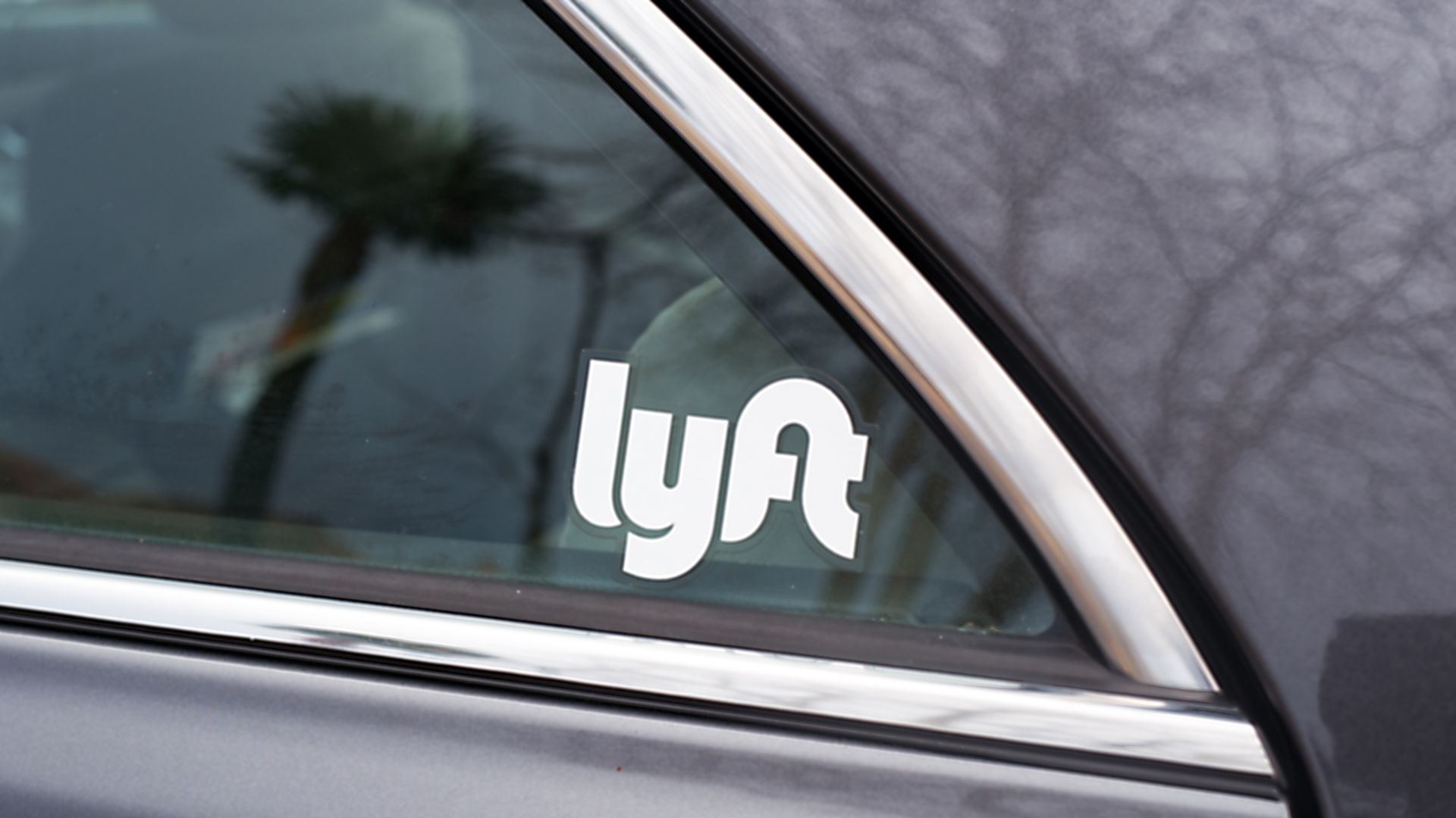 Lyft logo on a car 