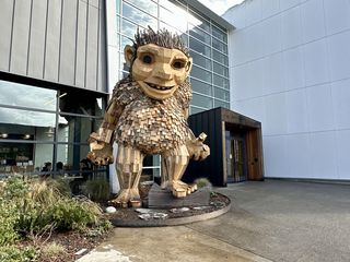 Last of 6 Pacific Northwest trolls rises in Seattle's Ballard
