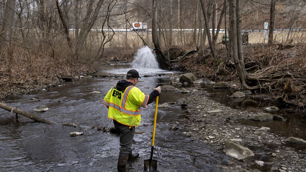 EPA temporarily pauses waste removal from Ohio train derailment site