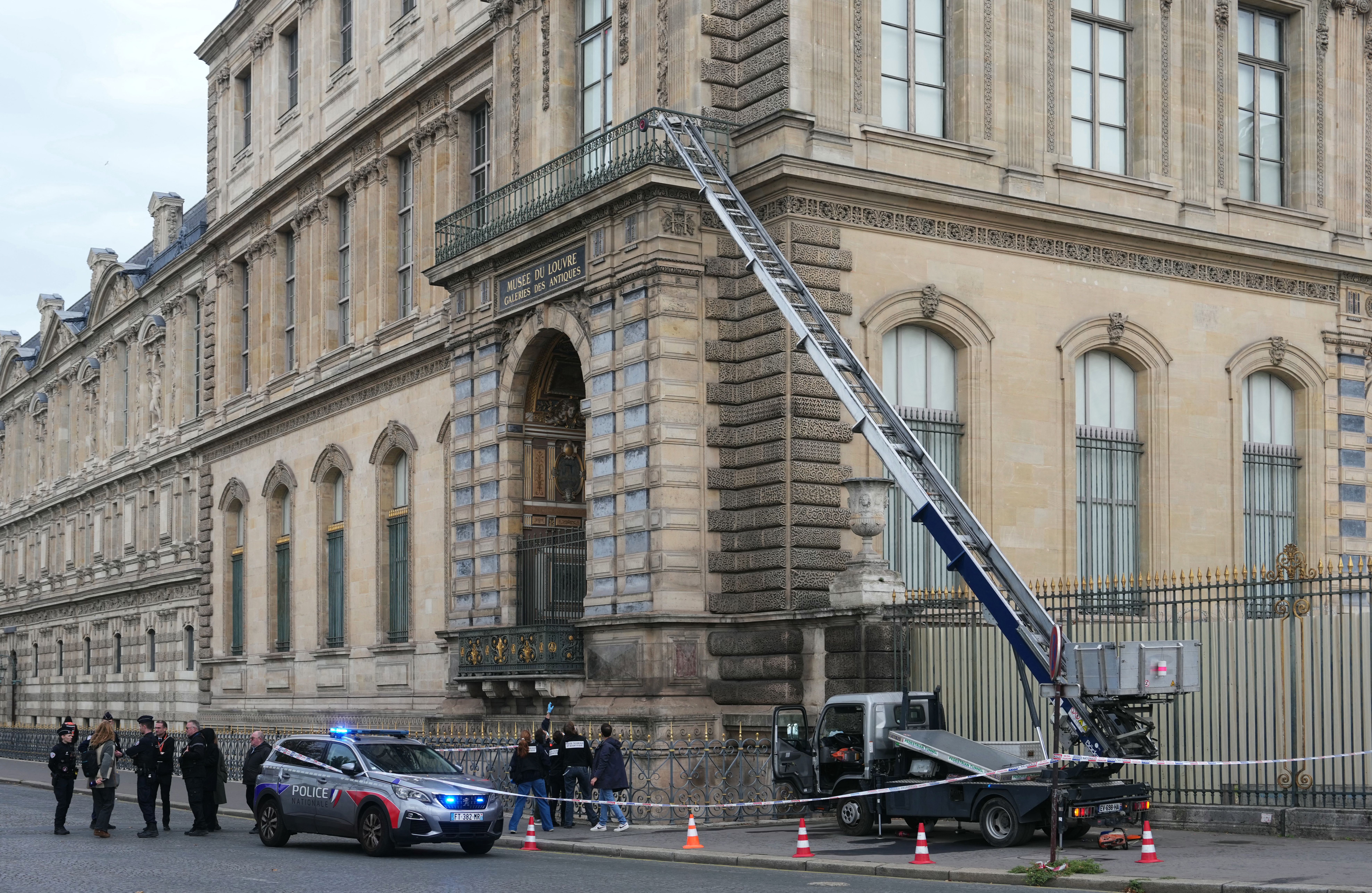 Police outside Louvre