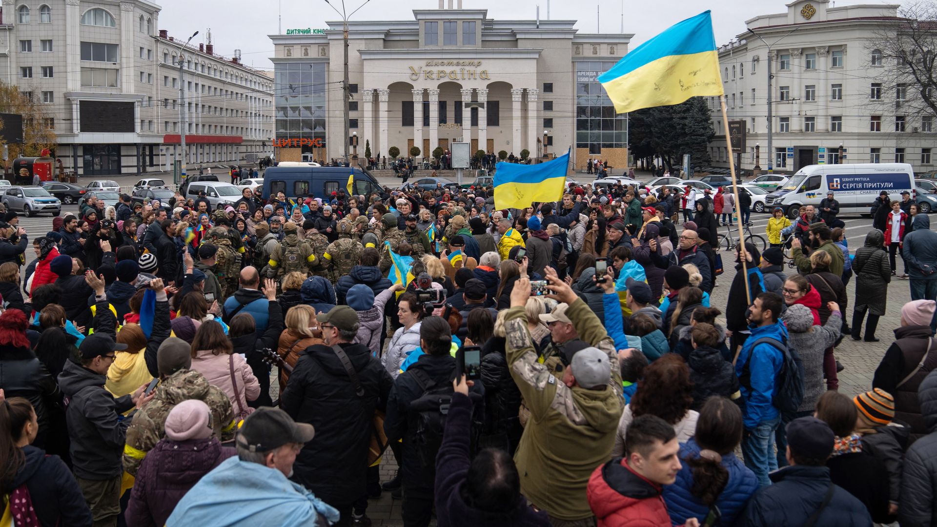 Kherson residents greeting Ukrainian soldiers on Nov. 13.
