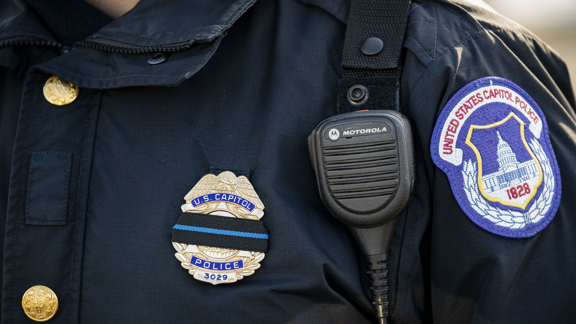 A Capitol Police officer wears a mourning band today. Photo by Al Drago/Getty Images