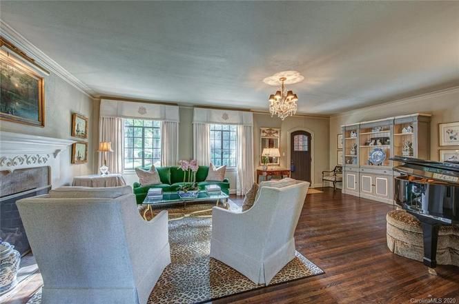 304 S Central Ave living room