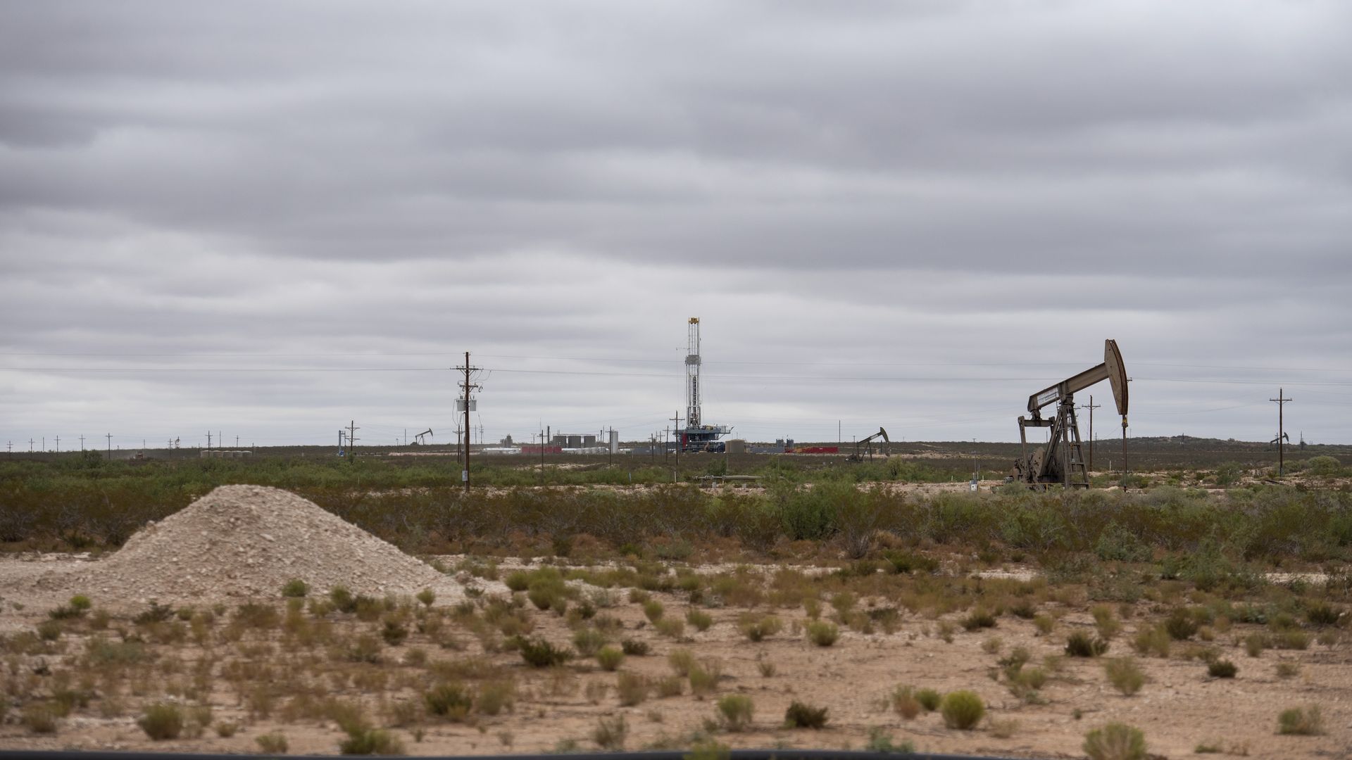 oil pump jacks on federal land in new mexico