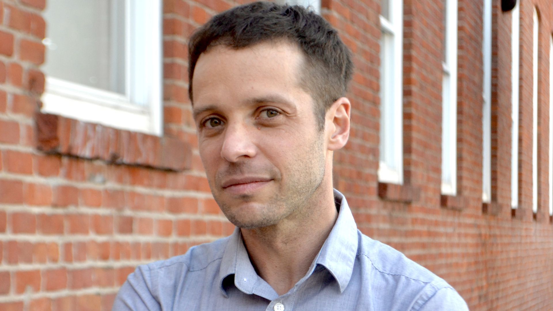 A headshot of Macalester College grad and Wall Street Journal reporter Eliot Brown.