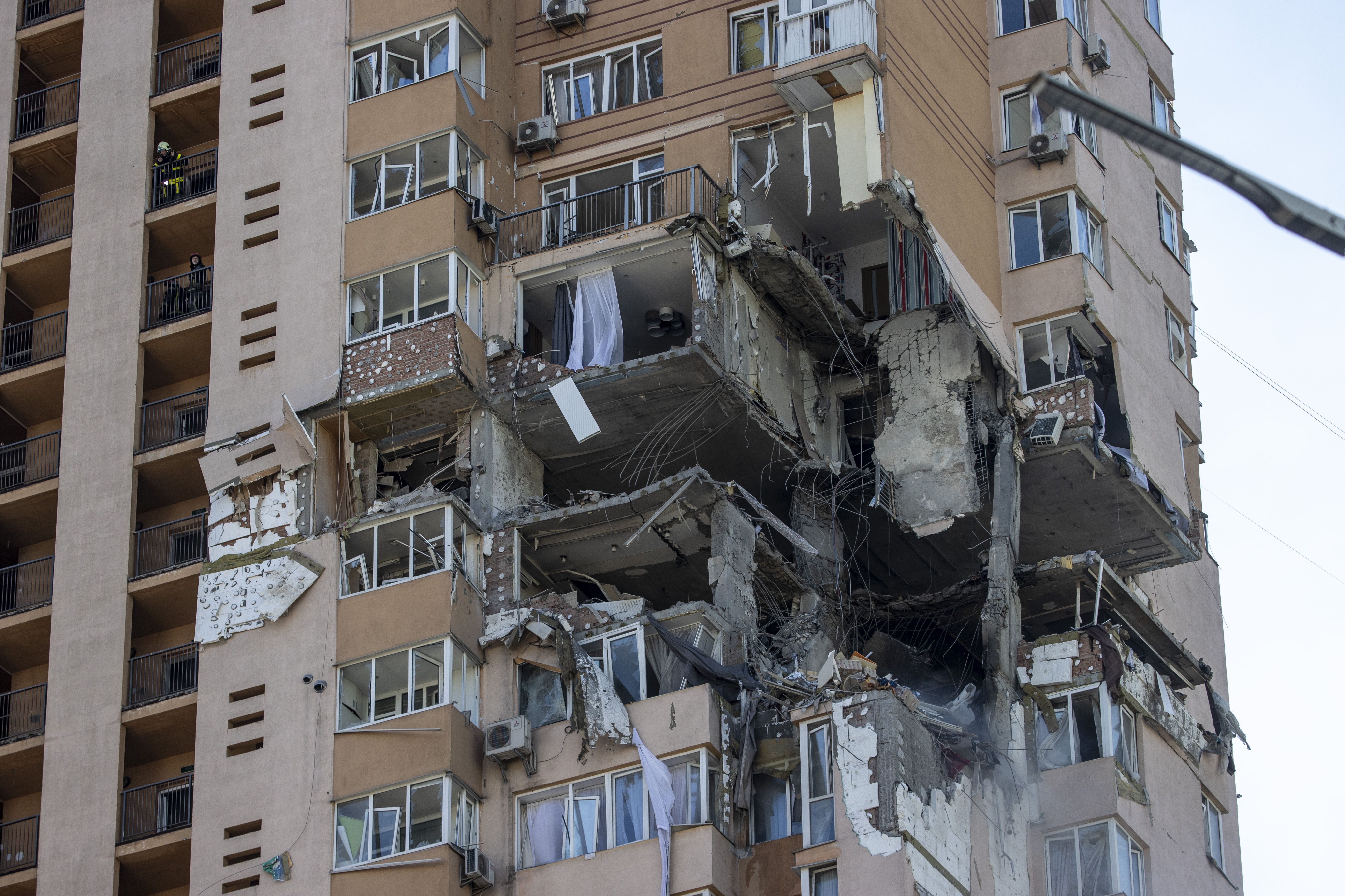 A damaged building in Kyiv that was hit by a recent shelling by Russian forces. Photo: Aytac Unal/Anadolu Agency via Getty Images)