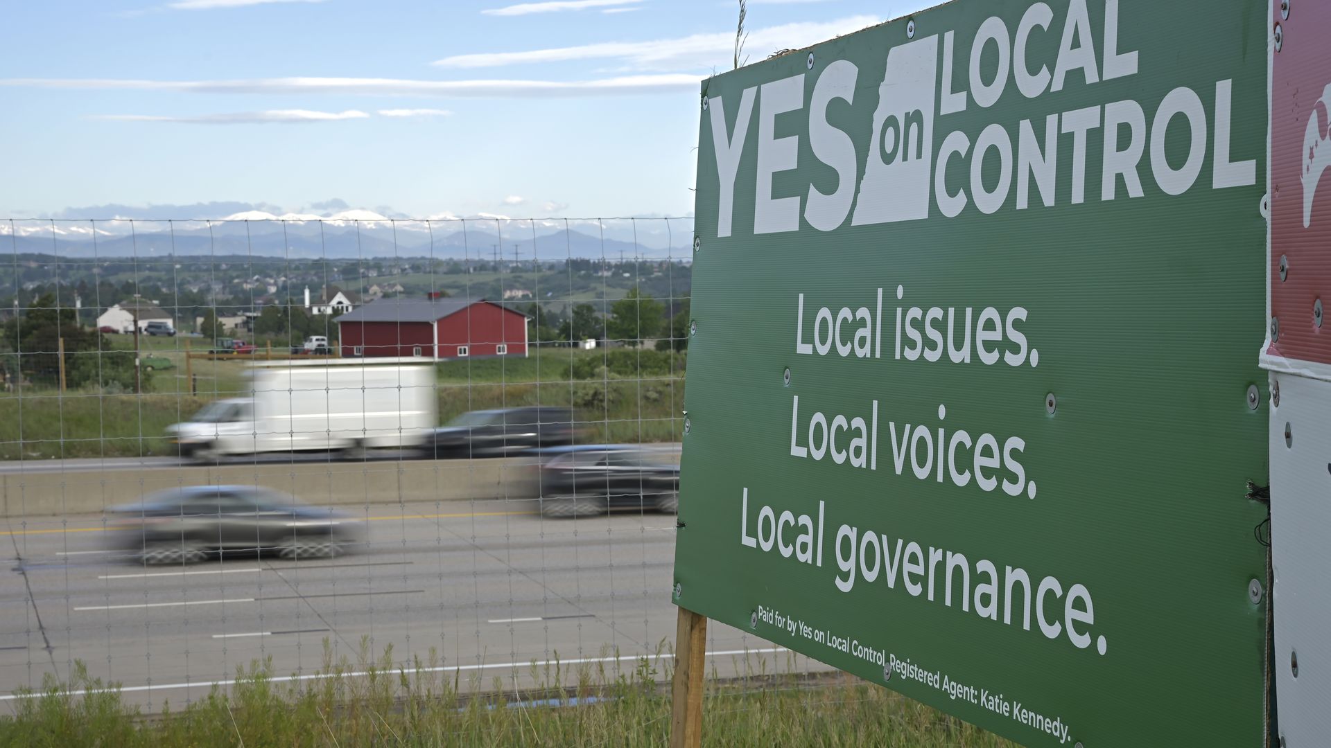 Yes on Local Control sign on the northbound side of Interstate 25 near the Happy Canyon Pkwy exit in Castle Pines on June 5. Photo: Hyoung Chang/The Denver Post